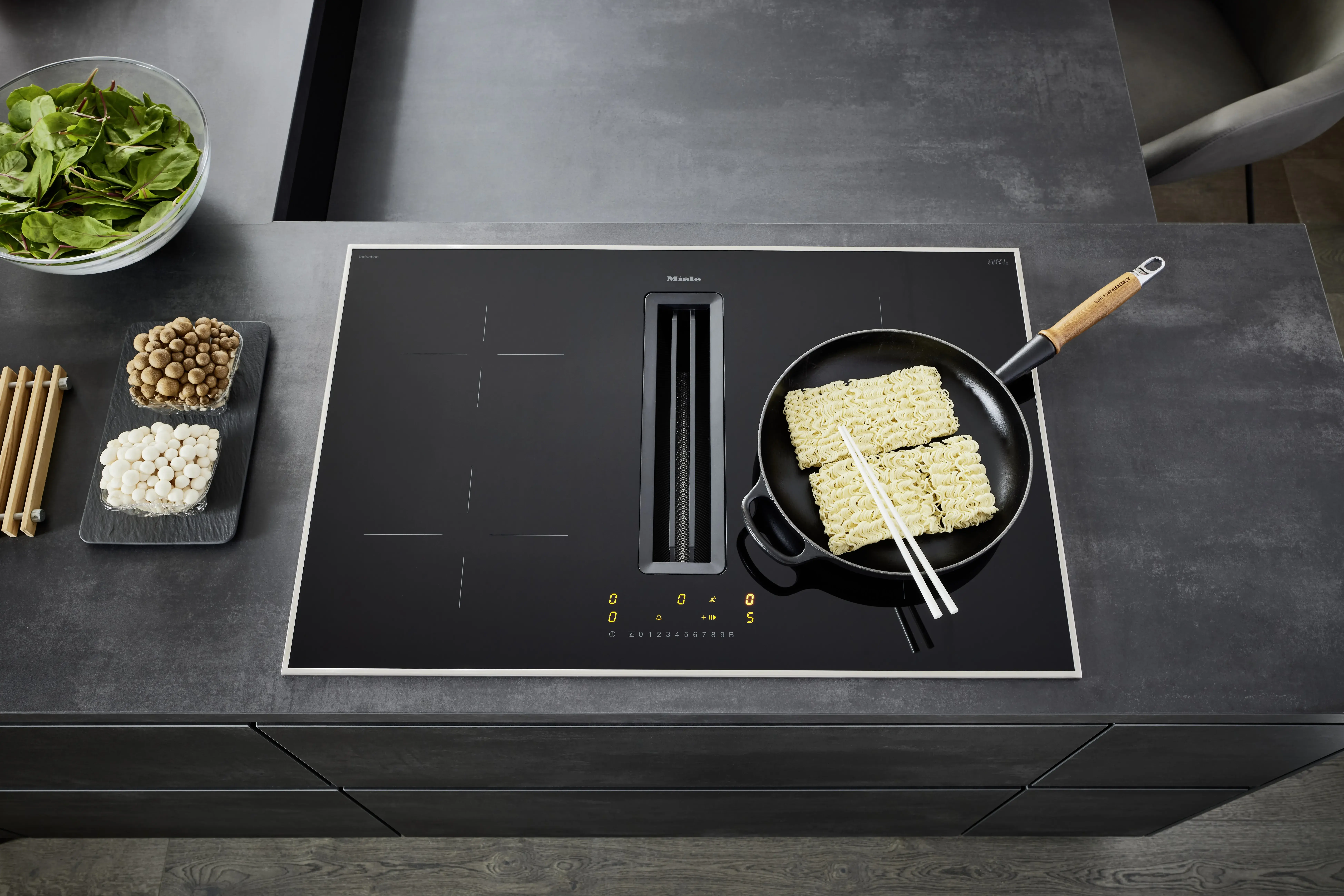 NOBILIA Japandi mit Miele Geräten - Fokus auf Kochfeld