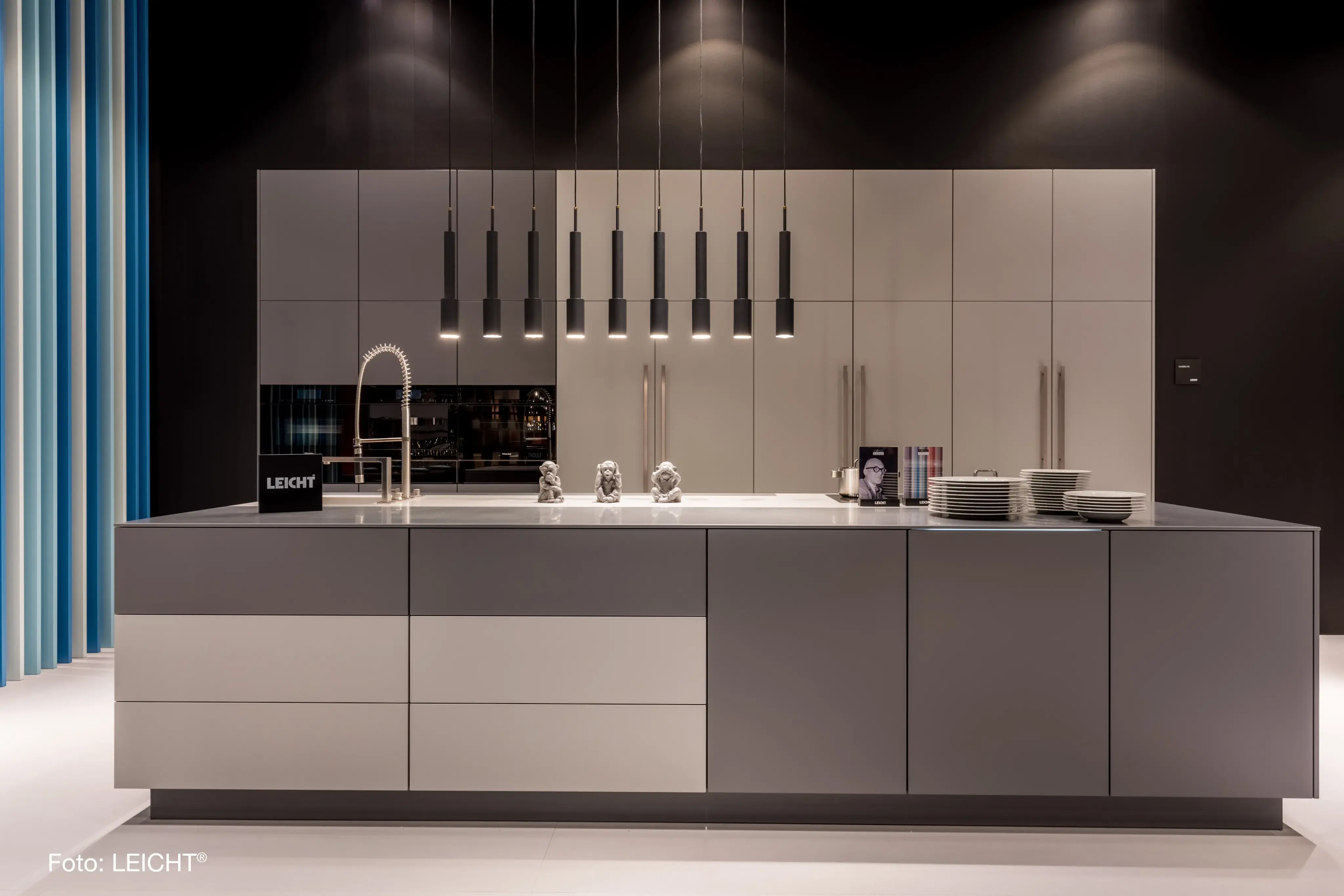 Leicht-Küche mit großzügiger Kochinsel