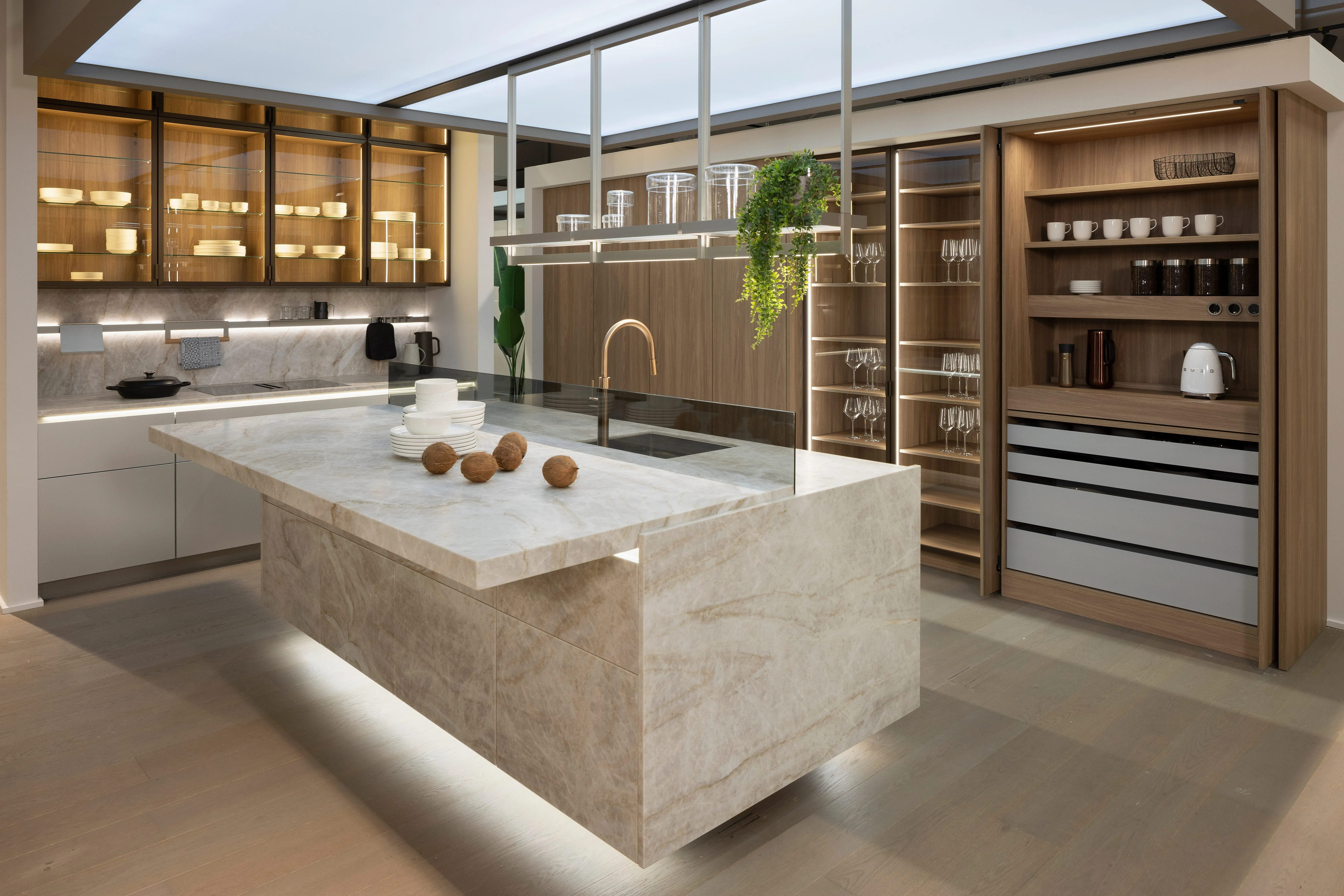 Designküche von Leicht – mit schwebend wirkender Kücheninsel und Vitrinen