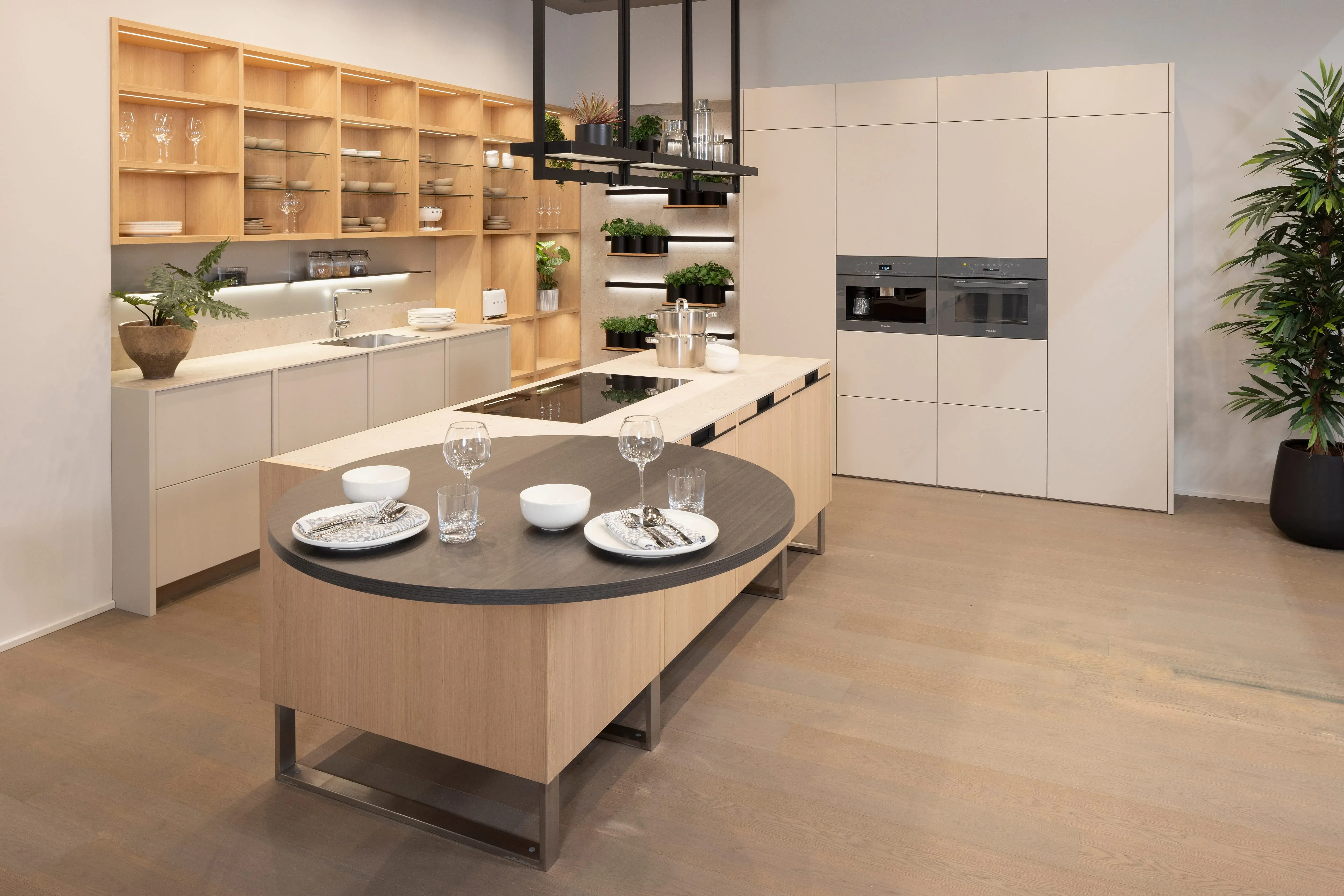 Leicht-Küche mit Holzdekor - Küchenzeile und Kücheninsel mit Ansatztisch