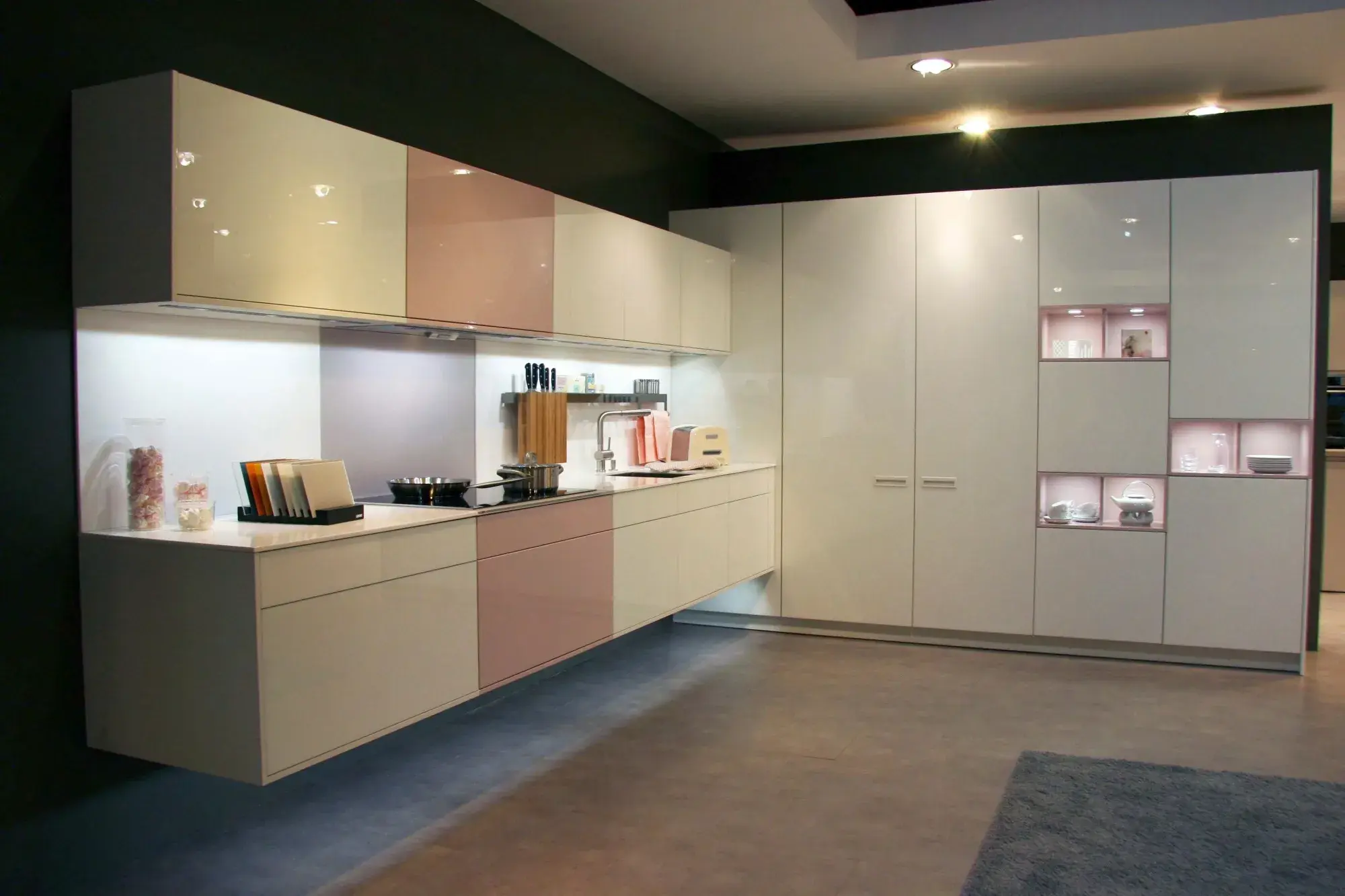 Küche von Leicht mit integrierter Beleuchtung